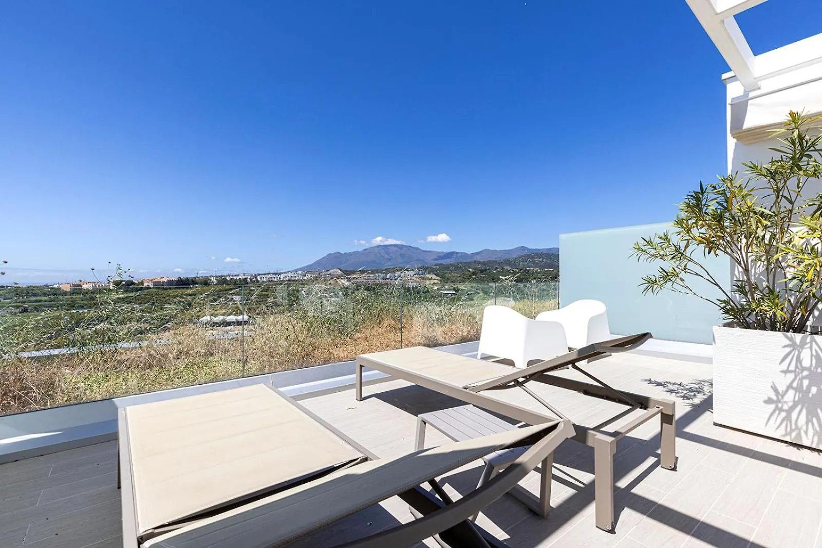 Stunning Three Bedroom Townhouse With Great Views! Estepona Apartment